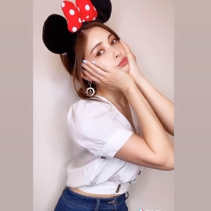 のインスタグラム：「誰とDisneyする？🎡🐭 #ディズニーデート #ディズニー行きたすぎて撮りました ・ ・ Which girl do you want to date? 你想跟第几个女孩约会？ ・ ・ ・ ・ ・ ・ ・ ・ ・ ・ ・ ・ #tiktok#おうち時間#自撮り#撮影#雰囲気#雰囲気推してください#おうちデート#サングラス#帽子#おうちカフェ#おうちごはん#コロナに負けるな#カチューシャ#インスタ映え#カメラ女子#ダンス#音楽#ヘアスタイル#イヤリング#アクセサリー#ディズニー#動画#コスプレ#costume#stayhome#selfie#japanesegirl#disneyland」