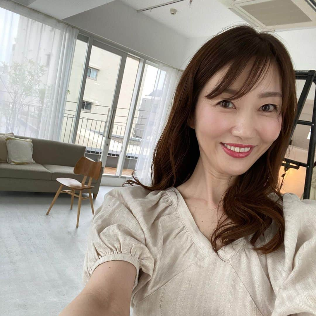 梅本理恵さんのインスタグラム写真 - (梅本理恵Instagram)「撮影♡﻿ ﻿ すてきなスタジオで﻿ ﻿ 窓を開けて換気をしながら﻿ ﻿ 距離を保って﻿ ﻿ 安心の中、和やかな撮影でした。﻿ ﻿ みなさんとお会いできたこと﻿ ご一緒にお仕事をさせていただけることが﻿ ありがたく﻿ 幸せに感じます。﻿ ﻿ 少しづつ日常が戻ってくることを﻿ 願っています…﻿ ﻿ いつもありがとうございます。﻿ ﻿ ﻿ ﻿ ﻿ ﻿ #美st #撮影#撮影オフショット#セルフメイク #セルフヘアメイク#makeup#ペディキュア #みんなに感謝#大切な人を守ろう#ソーシャルディスタンス #笑顔#美魔女#美魔女コンテスト#はんなり美魔女#梅本理恵#アラフィフ#美活#美容#アラフィフ#team美魔女#team美魔女9期生#感謝#いつもありがとうございます」5月23日 20時06分 - rie___12ki