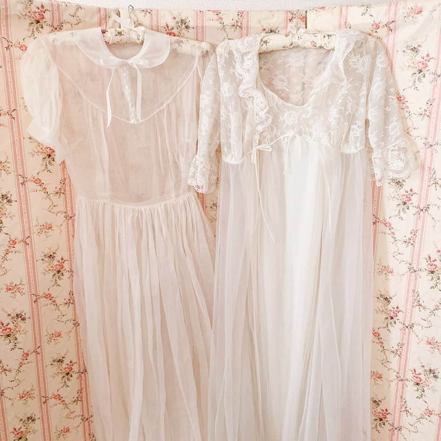 酒元麻衣（まいへー）のインスタグラム：「DIY完成〜〜♡ お店で使うパーテーションを作りました⚜️ 黒のパーテーションをリサイクルショップで1300円くらいで買ってリメイク☺️力がいる作業とペンキ塗りはぽんちゃんに手伝ってもらいました👦🏻 作るの楽しかった♡♡ . . . #DIY#パーテーション#おうち時間」