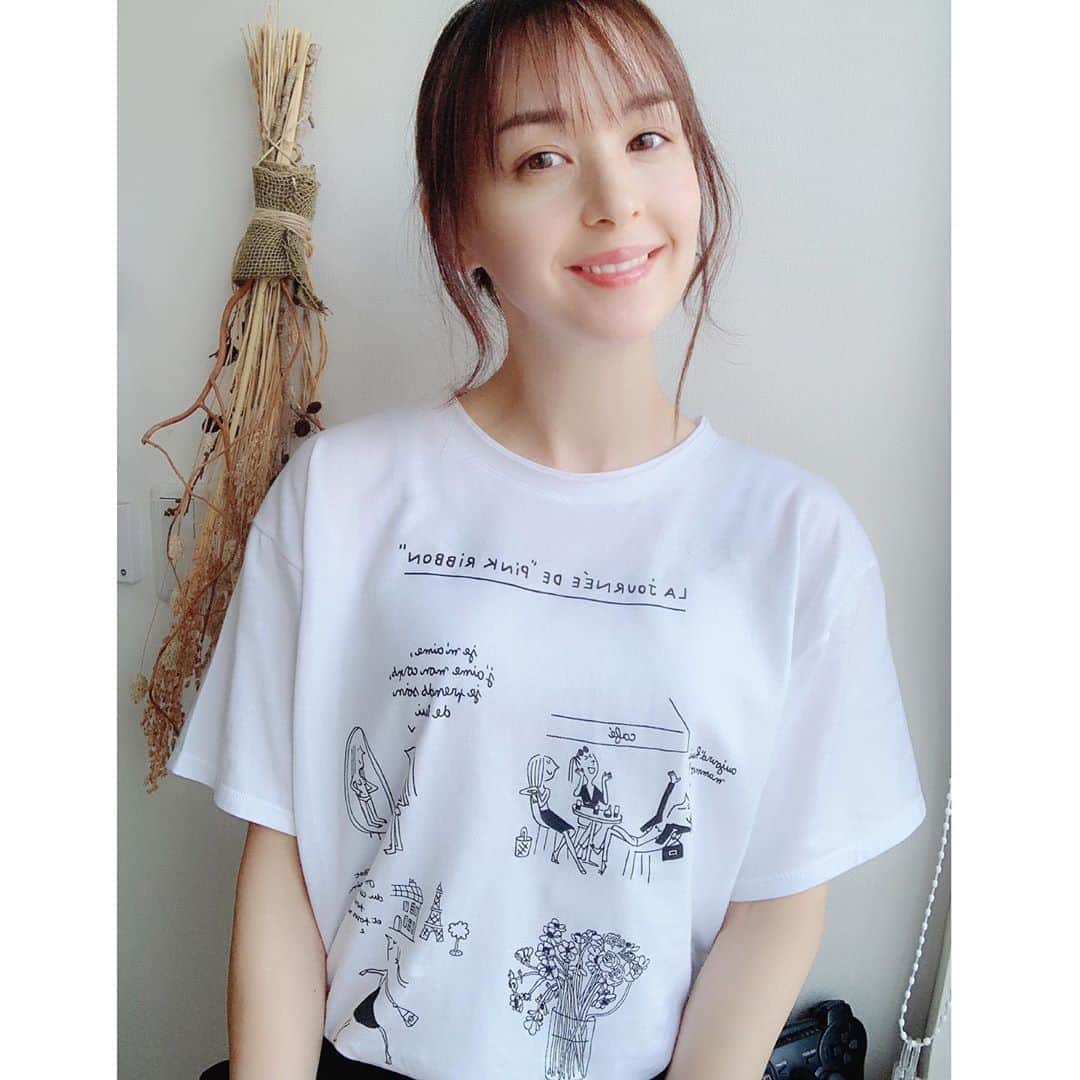 乙黒えりのインスタグラム：「昨夜着ていたTシャツは#ランバンオンブルー　のものです。 人気イラストレーターのソルダッド・ブラヴィさんとピンクリボン運動のコラボで、購入金額の一部がピンクリボン団体に寄付されるそう。 部屋着は楽なものが好き 出かけるところはないけど、ファッションを楽しみたい! でももうすぐ春ファッション終わっちゃうね〜 #おうち着　#Tシャツ #lanvinenbleu #ランバンオンブルー  #ソルダッドブラヴィ #soledadbravi #ピンクリボン #STAYHOME」