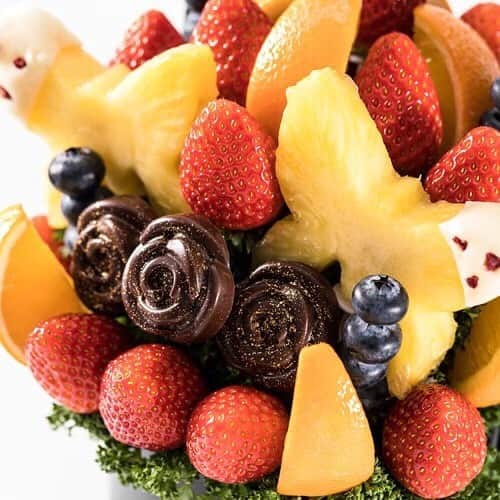 Fruit-bouquets.comさんのインスタグラム写真 - (Fruit-bouquets.comInstagram)「おうち時間が続くこの時期、 栄養が偏っていませんか？ . フルーツブーケはたくさんの果物をふんだんに使っています。 . 果物が不足しがちな日々には フルーツブーケがオススメです。 . 自宅に直接お届け、皮が剥いてあり食べやすいフルーツブーケを ぜひこの機会にお楽しみください . #フルーツブーケ #プレジール #フルーツ #花束 #西千葉 #千葉 #フルーツケーキ #果物 #おうち時間#おうちスイーツ#ステイホーム#ステイホーム週間#おうちタイム #サプライズ #記念日 #贈り物  #ギフト #フルーツギフト  #サプライズプレゼント #イチゴ #苺#インスタ映え #インスタ映えスイーツ #スイーツ #インスタ映えケーキ #フォトジェニック」5月23日 20時11分 - fruitbouquet.japan
