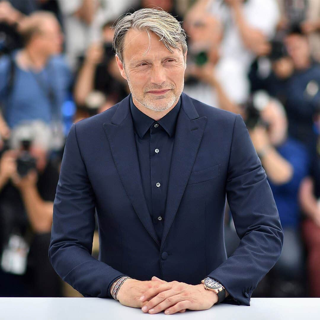 マッツ・ミケルセンさんのインスタグラム写真 - (マッツ・ミケルセンInstagram)「🎩 REGRAM: @brioni_official From the House of Brioni to yours - On what would have been the week of the 73rd Cannes Film Festival, Brioni looks back at some of its most iconic red carpet moments on the Croisette. - Mads Mikkelsen, 2018 Mads Mikkelsen attended the photocall of the film "Arctic" during the 71st edition of the Cannes Film Festival wearing a wool and silk Brioni bespoke tuxedo and a blue cotton shirt. - #Brioni #MadsMikkelsen #Cannes #TailoringLegends」5月24日 5時37分 - theofficialmads