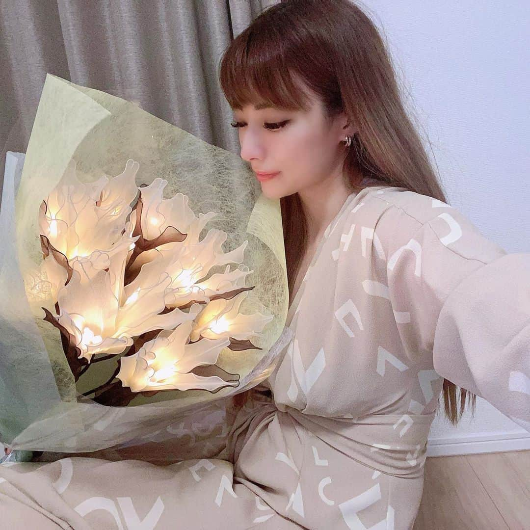 華沢友里奈さんのインスタグラム写真 - (華沢友里奈Instagram)「お引っ越し祝いで友達に頂いたお花がめちゃくちゃかわいいいい😍❤️❤️ 観葉植物とかお花とかお部屋にあると 気分がいい\(//∇//)\❤️ 昔は全くお花とか置かないで キティーちゃんとかダッフィーのぬいぐるみだらけだったのに😂www  @c_foryou_  の光るお花✨ 見てたら色々欲しくなっちゃった🤣❤️❤️ 自粛中で花瓶買いに行けないから早く行きたいなあ(๑>◡<๑)  #光るお花　#インテリア #お花　#followｍe」5月24日 5時50分 - hanazawayurina