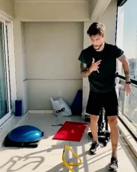 リカルド・アルバレスのインスタグラム：「Malabares en el balcon 🤹‍♂️ 💪」