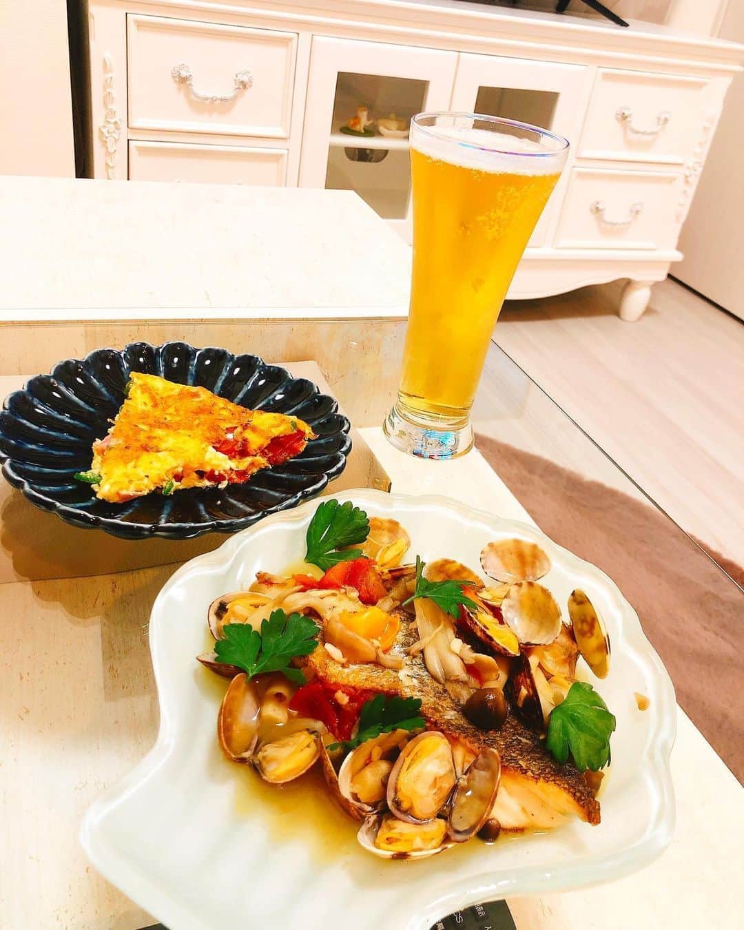 源崎トモエのインスタグラム：「初挑戦のアクアパッツァ🐟💗 . 美味しすぎました🥺 またなにか新しいものに挑戦しよ😋 . #cooking#料理 #手料理 #お家ご飯  #初挑戦#アクアパッツァ #スパニッシュオムレツ #次は何作ろうかな #トモエご飯」