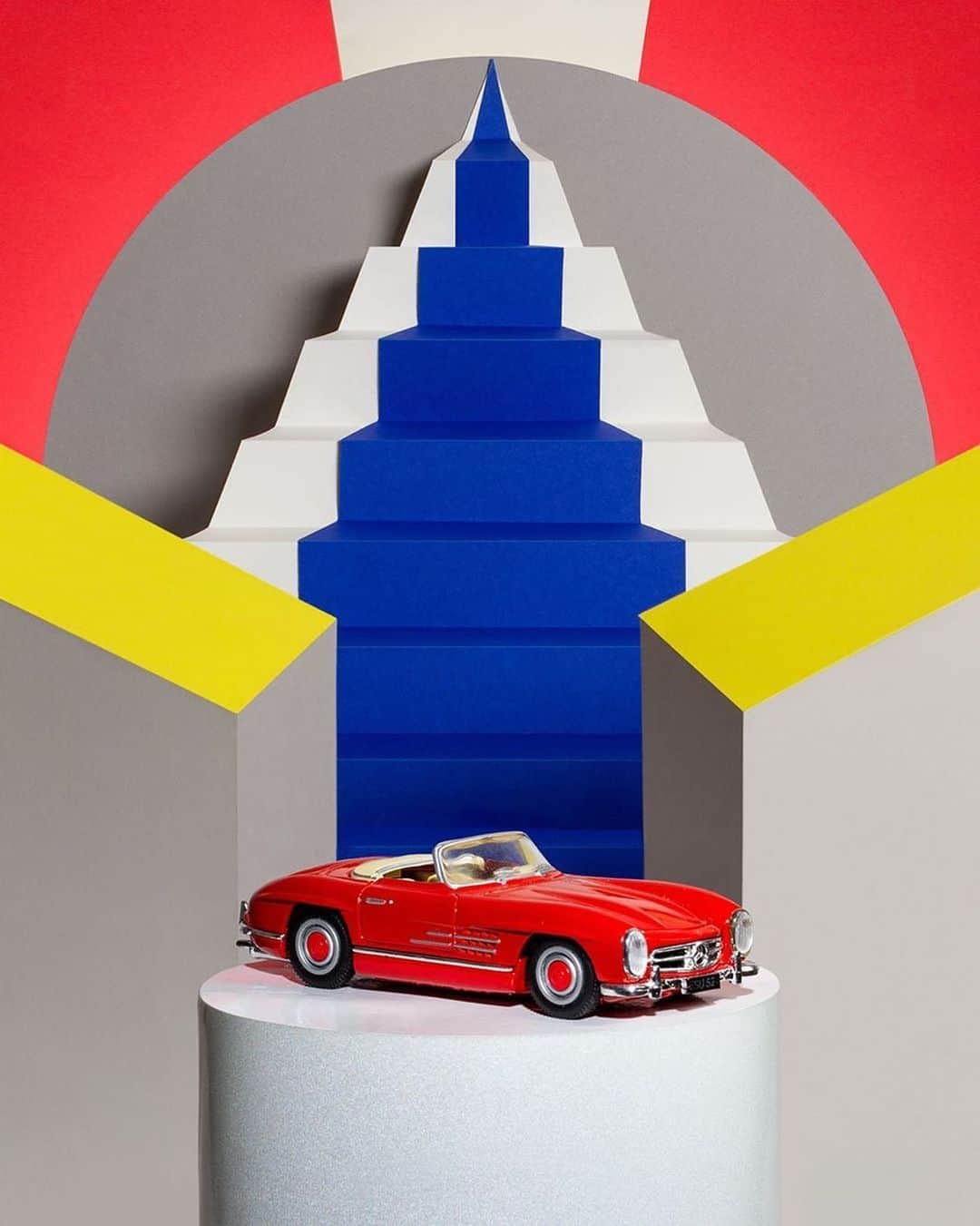 メルセデス・ベンツさんのインスタグラム写真 - (メルセデス・ベンツInstagram)「The 1960 300 #SL Roadster’s bold colors and sporty shape captured the vibrant energy of the decade. #MercedesBenz #300sl #Roadster #StudioArt #ClassicCars #ModelCars #ToyCars #thebestornothing  @partyofonestudio for #Mbphotopass via @mercedesbenzusa」5月24日 6時18分 - mercedesbenz
