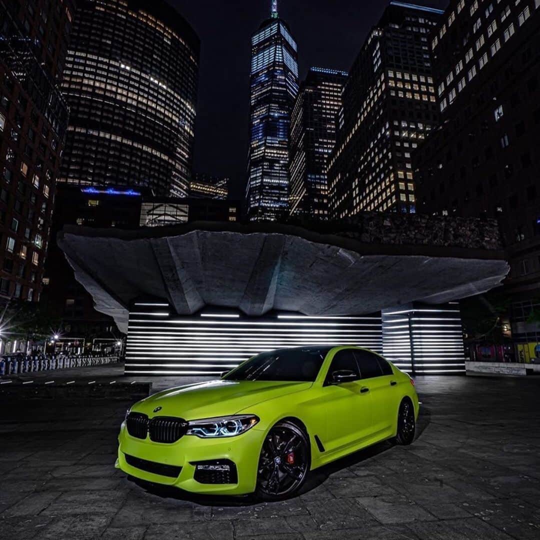 CarsWithoutLimitsさんのインスタグラム写真 - (CarsWithoutLimitsInstagram)「Neon yellow BMW M550i 🎾  Owner @pulpo___  Photo @drippn_media  #carswithoutlimits #bmw #m550i」5月24日 6時19分 - carswithoutlimits