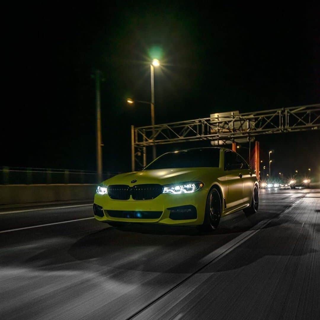CarsWithoutLimitsさんのインスタグラム写真 - (CarsWithoutLimitsInstagram)「Neon yellow BMW M550i 🎾  Owner @pulpo___  Photo @drippn_media  #carswithoutlimits #bmw #m550i」5月24日 6時19分 - carswithoutlimits