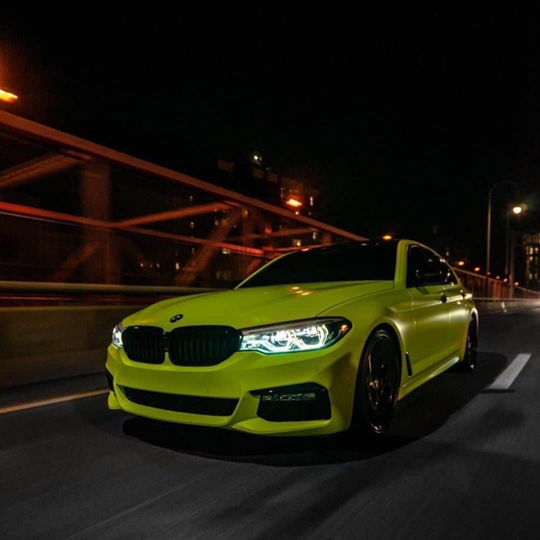 CarsWithoutLimitsさんのインスタグラム写真 - (CarsWithoutLimitsInstagram)「Neon yellow BMW M550i 🎾  Owner @pulpo___  Photo @drippn_media  #carswithoutlimits #bmw #m550i」5月24日 6時19分 - carswithoutlimits