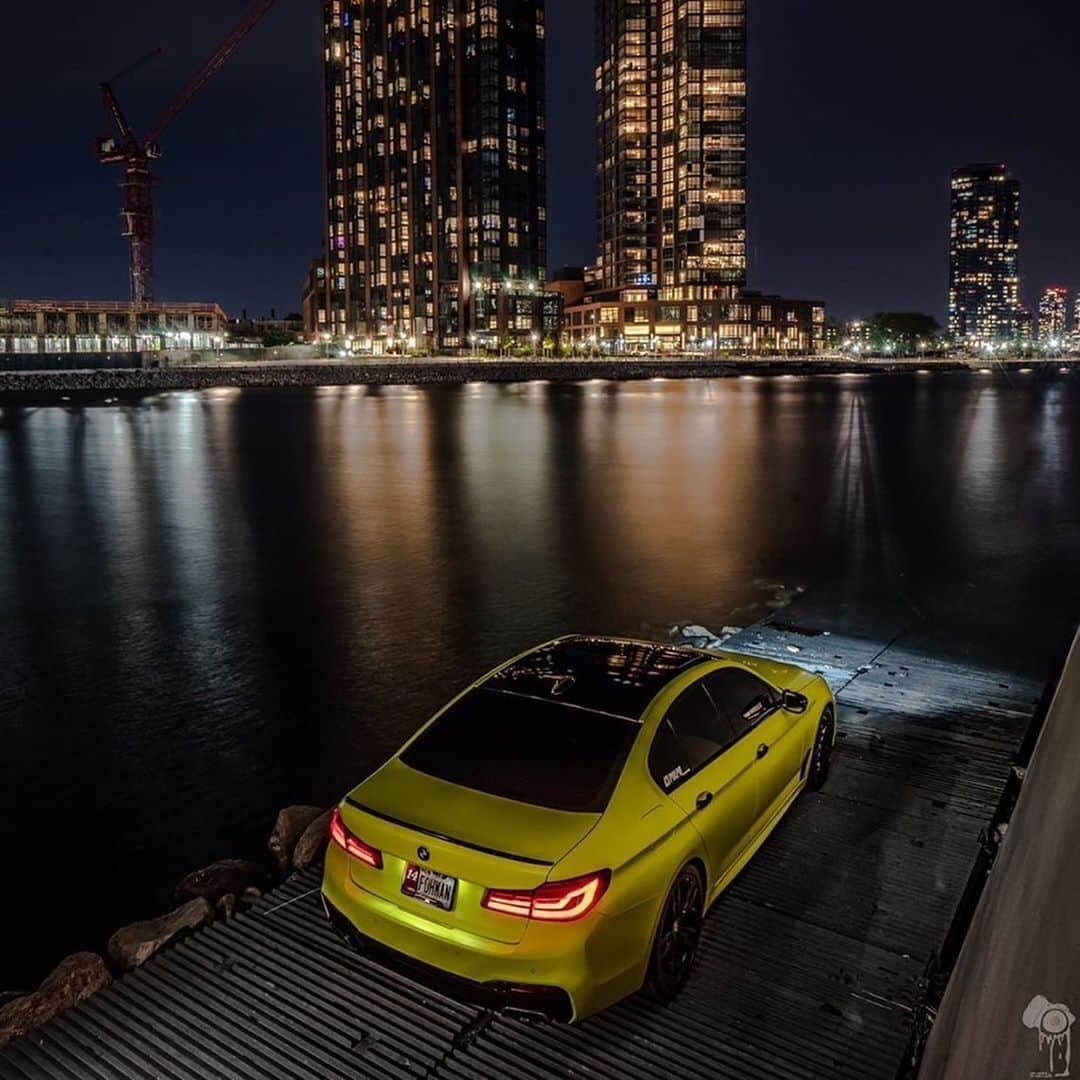 CarsWithoutLimitsさんのインスタグラム写真 - (CarsWithoutLimitsInstagram)「Neon yellow BMW M550i 🎾  Owner @pulpo___  Photo @drippn_media  #carswithoutlimits #bmw #m550i」5月24日 6時19分 - carswithoutlimits