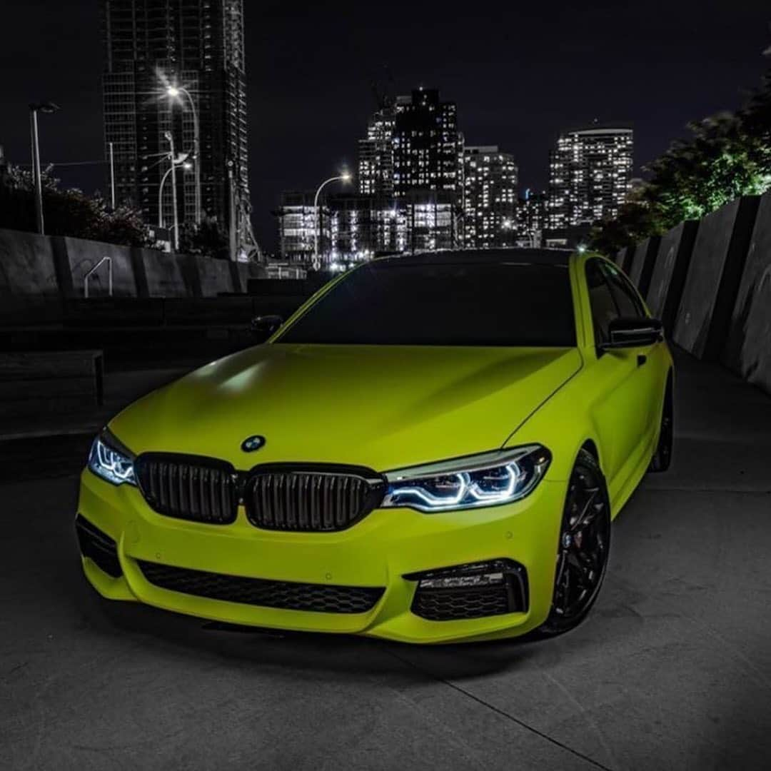 CarsWithoutLimitsさんのインスタグラム写真 - (CarsWithoutLimitsInstagram)「Neon yellow BMW M550i 🎾  Owner @pulpo___  Photo @drippn_media  #carswithoutlimits #bmw #m550i」5月24日 6時19分 - carswithoutlimits