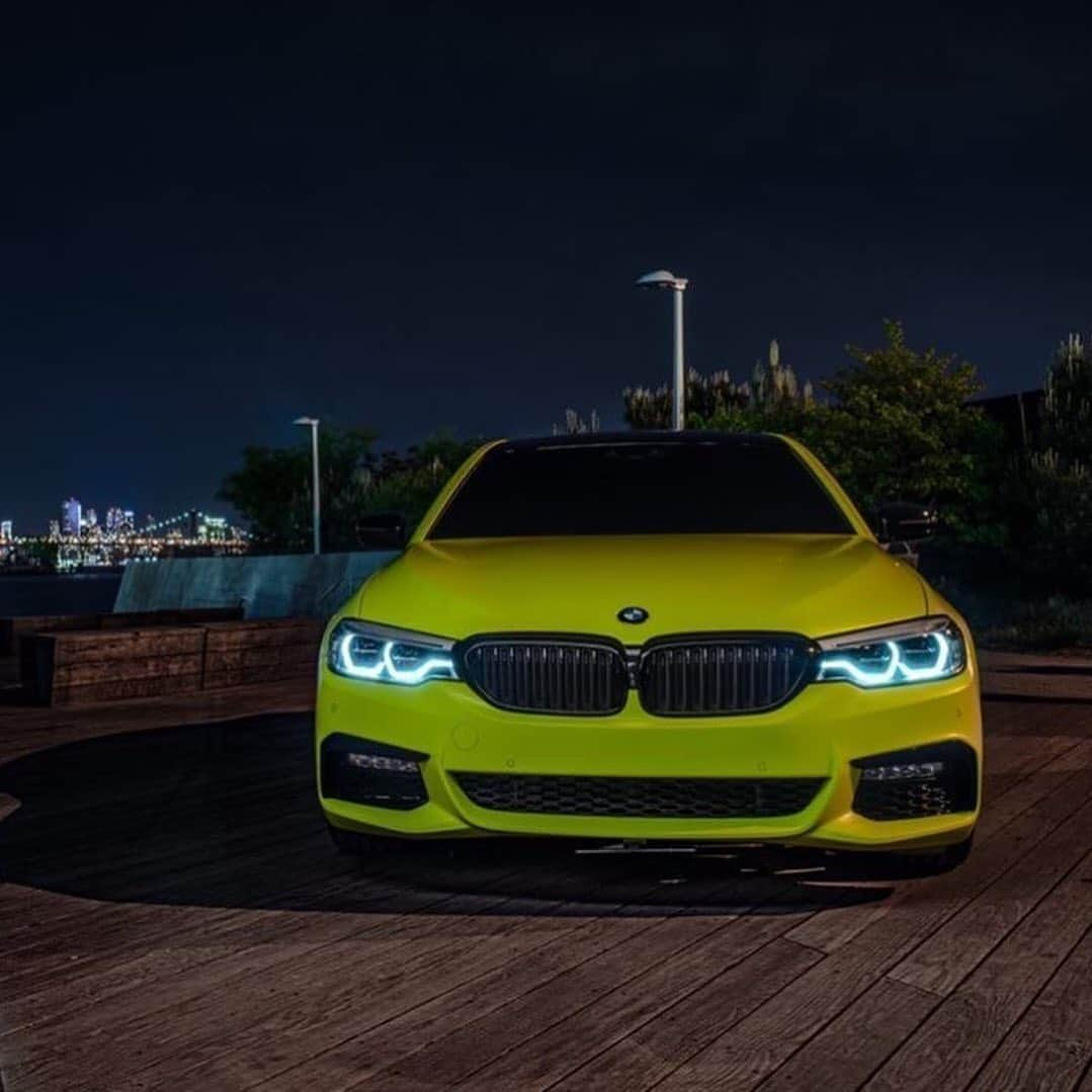 CarsWithoutLimitsさんのインスタグラム写真 - (CarsWithoutLimitsInstagram)「Neon yellow BMW M550i 🎾  Owner @pulpo___  Photo @drippn_media  #carswithoutlimits #bmw #m550i」5月24日 6時19分 - carswithoutlimits