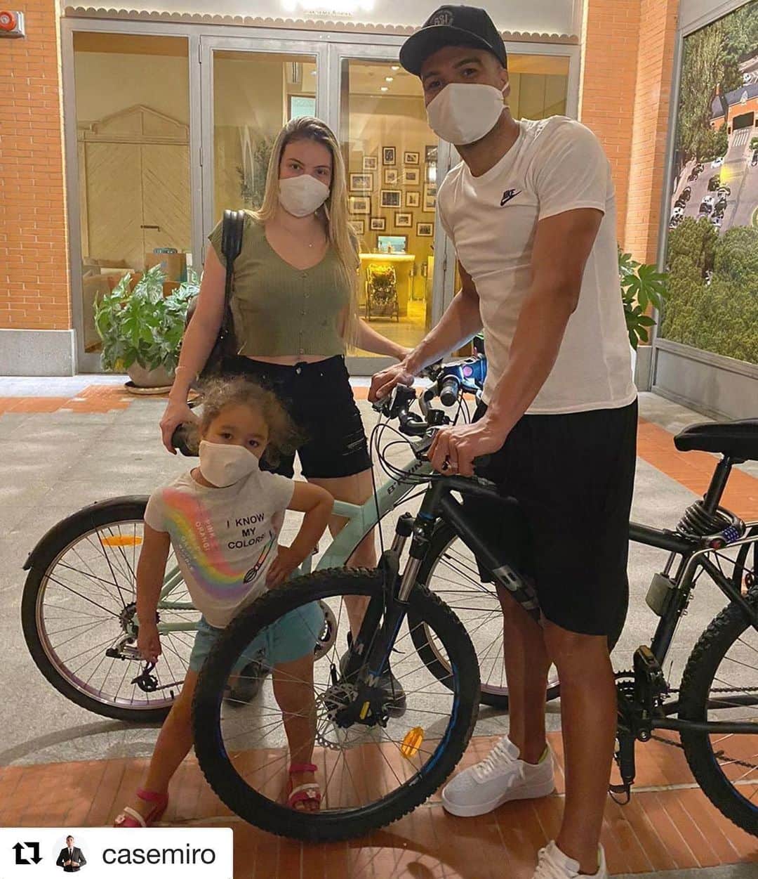 アナ・マリア・カゼミーロのインスタグラム：「Passeio com meus amores👨‍👩‍👧💜 #Repost @casemiro with @get_repost ・・・ Hay que intentar disfrutar de todos los momentos. 🚲Vengan como vengan 🚲. Mucho ánimo a todos!」