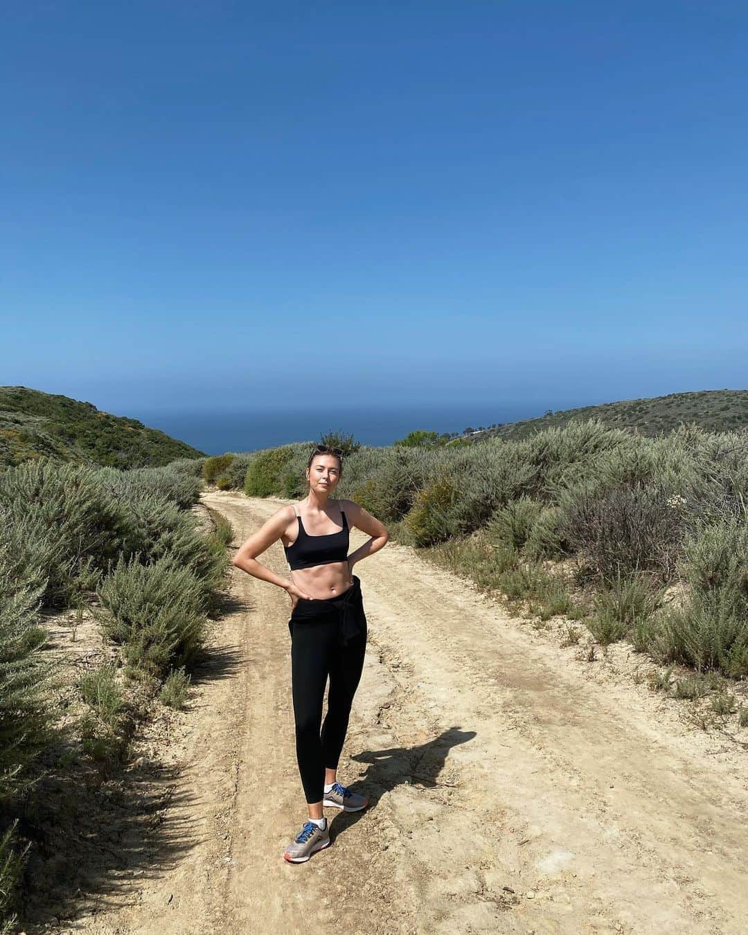マリア・シャラポワのインスタグラム：「Road trip🚗. Step 1: Hike💨☀️📍」