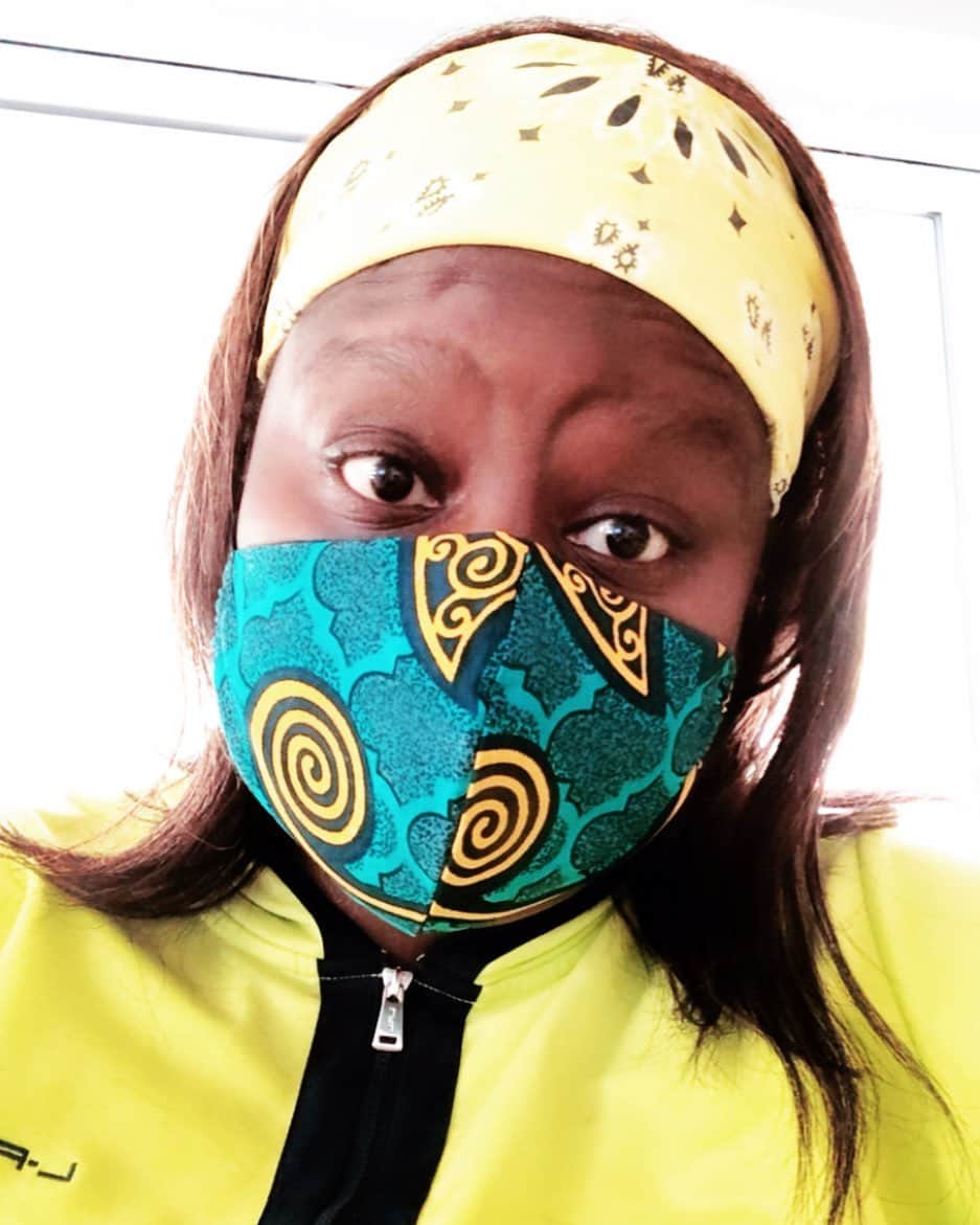 Rettaのインスタグラム：「Why is wearing a mask while we are in the thick of a fkn pandemic soooooo problematic for some people? If you KNEW that I was sick and was walking around in public  would you have a problem with it? Prolly. Why? Because you’d know for sure I was spreading that shit and not considering your health. When you see someone without a mask you don’t KNOW that they’re sick but you do know that IF they are, they are definitely spreading it. Why not wear the mask for everyone else’s peace of mind? It’s been mandated for God’s sake.  You are allowed to smoke if you choose. But in 38 states you’re not allowed to smoke in bars and restaurants. Not because they are looking to save you the smoker (you’ve decided to take your chances) but to protect others from your smoke. D U R I N G  T H I S  P A N D E M I C  it has been mandated that we wear masks to protect others. Stop with the self righteousness already. • #justwearamask • I was tagged by @officialevercarradine who was out with her family and saw a considerable number of people not complying. In an effort to normalize wearing a mask, I’m asking you to help me out. Please post a picture of yourself wearing a mask, tag 10 friends to do the same and use the hashtag #justwearamask 😷 • Tagging: @tymberlee_hill @mistergarf  @renowilson1 @lidyajewett @necarzadegan @therealjimoheir @mattboren @rachelantonoff @janeclevy @actuallychristinahendricks」