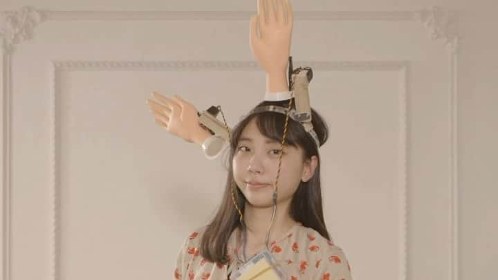 藤原麻里菜のインスタグラム：「Easy-High-Five-Machine _ #mudazukuri #無用發明　#無駄づくり #wastedcreations _ #arduino #arduinoproject #comedy #comedyvideos #highfive #machine」