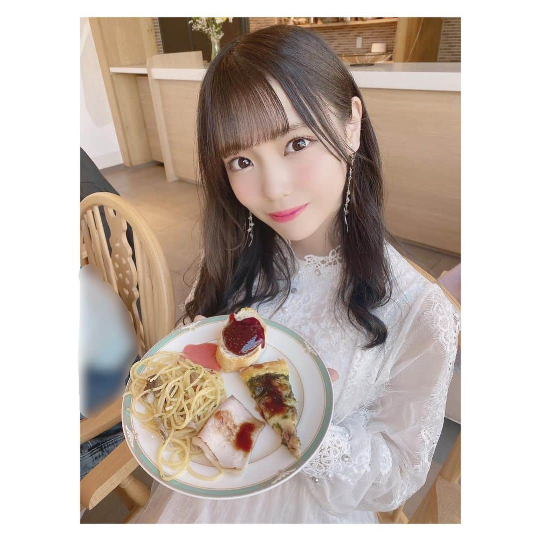 岩田陽菜さんのインスタグラム写真 - (岩田陽菜Instagram)「いちごだらけは私にとっては天国みたいなものです🍓💗﻿ ﻿ 3枚目とかのお皿に載ってるやつもいちごソースが使われてたりするご飯系いちご！！！🍓😯💕﻿ ﻿ #広島エアポートホテル#フォレストヒルズガーデン#広島#広島観光#foresthillsgarden#広島空港#コテージ#春#spring#outer#niceclaup#ワンピース#marieebouquetde#ヘアアレンジ#巻き髪#ツインテール#イヤリング#白ワンピ#white#いちごビュッフェ#いちご#strawberry」5月23日 22時04分 - hina_naso_stu48