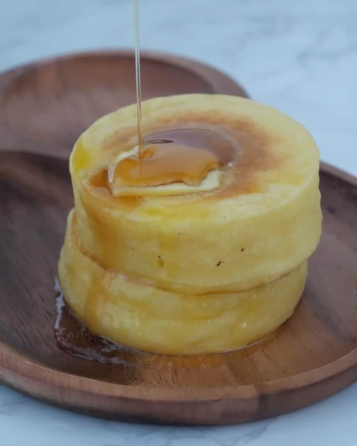 おまる部長 / たっちゃんずパンケーキ部のインスタグラム：「. ホットプレートとセルクルを使って作る 厚焼きパンケーキ with @monchan_tcs . . 材料: 小麦粉 100g ベーキングパウダー 4g たまご1つ 砂糖20g 牛乳50g ヨーグルト100g オリーブオイル(食用油) 少々  途中で使う: オリーブオイル(食用油) →セルクルに塗るため  少量の水 →焼いてる途中に蒸すため ホットプレートに少し入れる  1. 小麦粉とベーキングパウダーを 混ぜてなじませる  2. たまご・牛乳・ヨーグルト・砂糖を ボウルに入れてしっかり混ぜ合わせる  3. 手順1で混ぜた粉類を入れて さっくりと混ぜ合わせる  4. 最後にオリーブオイル(食用油)を ひとまわしかけて混ぜる  5.セルクルにオリーブオイル(食用油)を塗り、セルクルの半分くらいまで生地を入れる。  6. 低温と中温の間くらいの温度のホットプレートでフタをして7分焼く。 (3分くらい経った時に途中でホットプレートに少し水をいれて、またフタをする)  7. ひっくり返してフタをしたら5〜6分焼く。. . ※中まで火を通すため、高温で焼かずに 低温-中温程度でじっくり焼いてください。. . ※焼き時間はご自身のホットプレートの 温度加減に応じて調整してください。 . 私は100均のシリコン型、もんちゃんは底がないタイプのセルクルで焼きました♪このレシピを試してくれた妹は型がなかったのでクッキングペーパーを円型にしてホチキスで止めたものでを型がわりに使ってみて、うまくいったようです^^ . . 本日のインスタライブ配信を見てくださった方ありがとうございました!!ここ数年ずっとホットケーキミックスに頼っていたので、小麦粉とベーキングパウダーを配合して作るのはドキドキ！ライブしながらっていうのも緊張！でも美味しくできました♪配信中に横から動画も撮っていたのでまとめてみました！(途中粉まみれできたなくてすみませんw)ライブ配信の模様はアーカイブというものは残せなくなっていた代わりにIGTVに残るようになったようで配信中いただいたコメントは消えてしまいましたがそこに動画は残しております^^しかし今回もまた温度調節があんまりうまくいかなかったのが悔やみ😂(表は焼き色薄すぎ、裏は焼き過ぎ..)またもんちゃんと企画を思いついたらやりますのでよろしくお願いします✨ . #pancake #pancakes #daiso #homemade #sglife #sgblogger #foodblogger #instafood #homecooking #daisosg #パンケーキ #クッキング #シンガポールライフ #手作り #おうちカフェ #ダイソー #ふんわりパンケーキ型 #厚焼きパンケーキ」