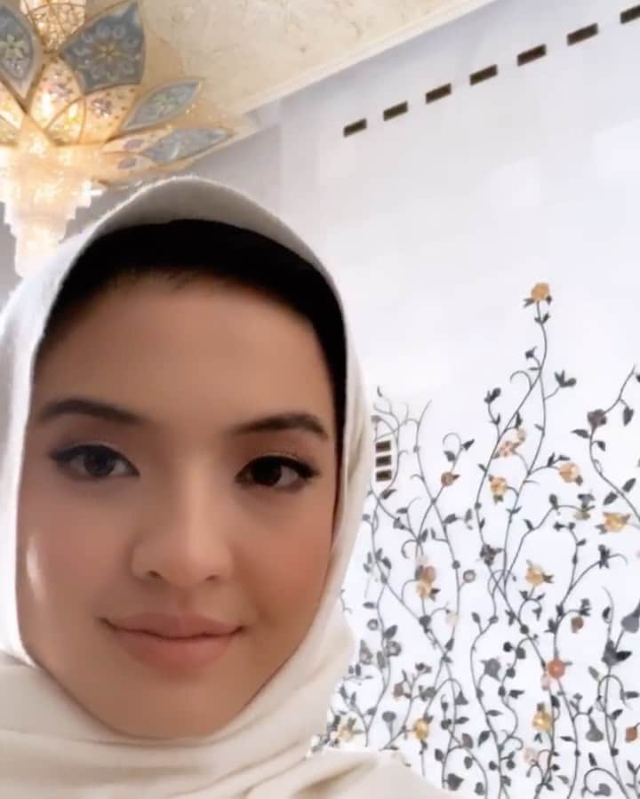ラライン・シャーのインスタグラム：「Seandainya bisa sholat Eid di sini tahun ini tapi #dirumahaja 😅  Selamat Merayakan Hari Raya Idul Fitri 1441 H dan Mohon Maaf Lahir dan Bathin teman teman atas semua kesalahan dan kekhilafan. Bersyukur atas semua kenikmatan sejauh ini 🙏🏻 Semoga dapat merayakan hari ini dengan aman dan nyaman ❤️」