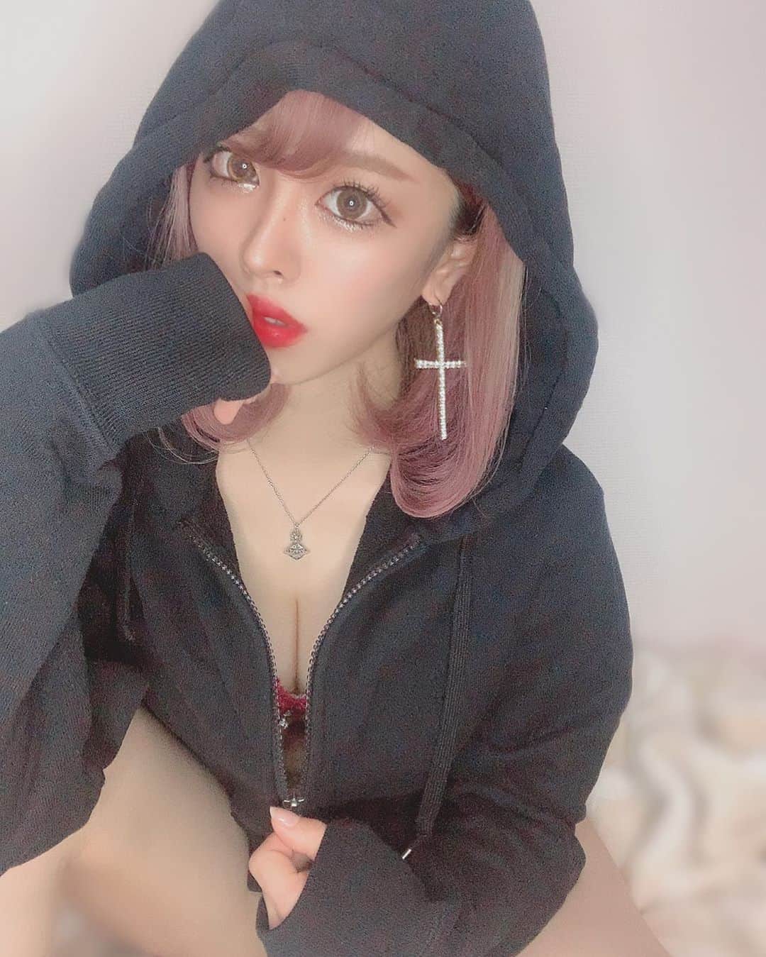あんじゅのインスタグラム：「♡ ． あと少し！楽しいことだけ考えて生きてこうね🧸🤎 生きるのって凄く難しいけど、今回の件で色んなことを学べた気がする。二度と起きて欲しくないけどね🤔🤔🤔 ． ．  #Burlesque #バーレスク #バーレスク東京 #大阪 #バーレスク大阪 #北新地 #ミナミ #キャバクラ #ホスト #歌舞伎町 #ダンサー #Japanesegirl #自発ください  #ロリ顔 #グラビア  #ピンクベージュ #ギャル #加工厨 #量産型 #太もも #むちむち #低身長女子 #雰囲気詐欺 #雰囲気好きな人いいね #自撮り界隈  #1mmでもいいなと思ったらいいね #被写体  #パーカー女子 #パーカーコーデ #韓国メイク」