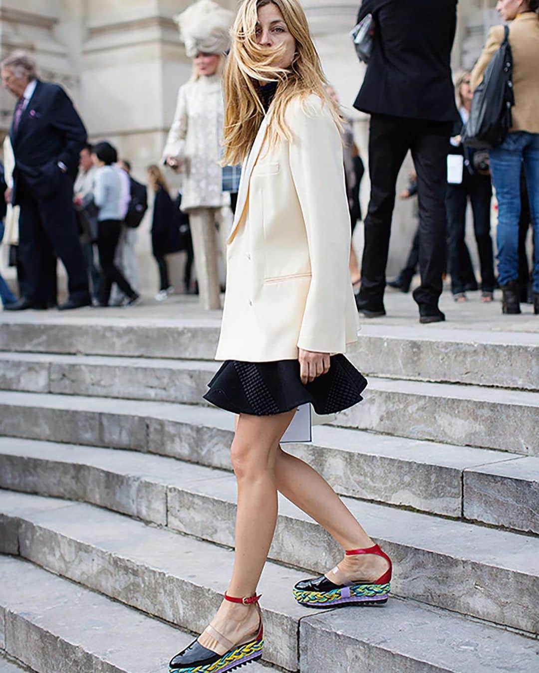 のインスタグラム：「From the archive for Spring inspiration! White top & black skirt」