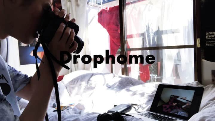 Cazumaxのインスタグラム：「街で撮れないから家で撮る。動画公開したいから素材撮ったら送って〜っていうんですが、毎回試されてる感ある素材が送られてきます😲今回も新たに、ZOOMの画面録画がプラスされて、、、役職柄撮れないから撮ってもらう。編集楽しいっす🔥 #drophome#homesnap#stayhome#おうち時間 #街に出れないから家で撮る」
