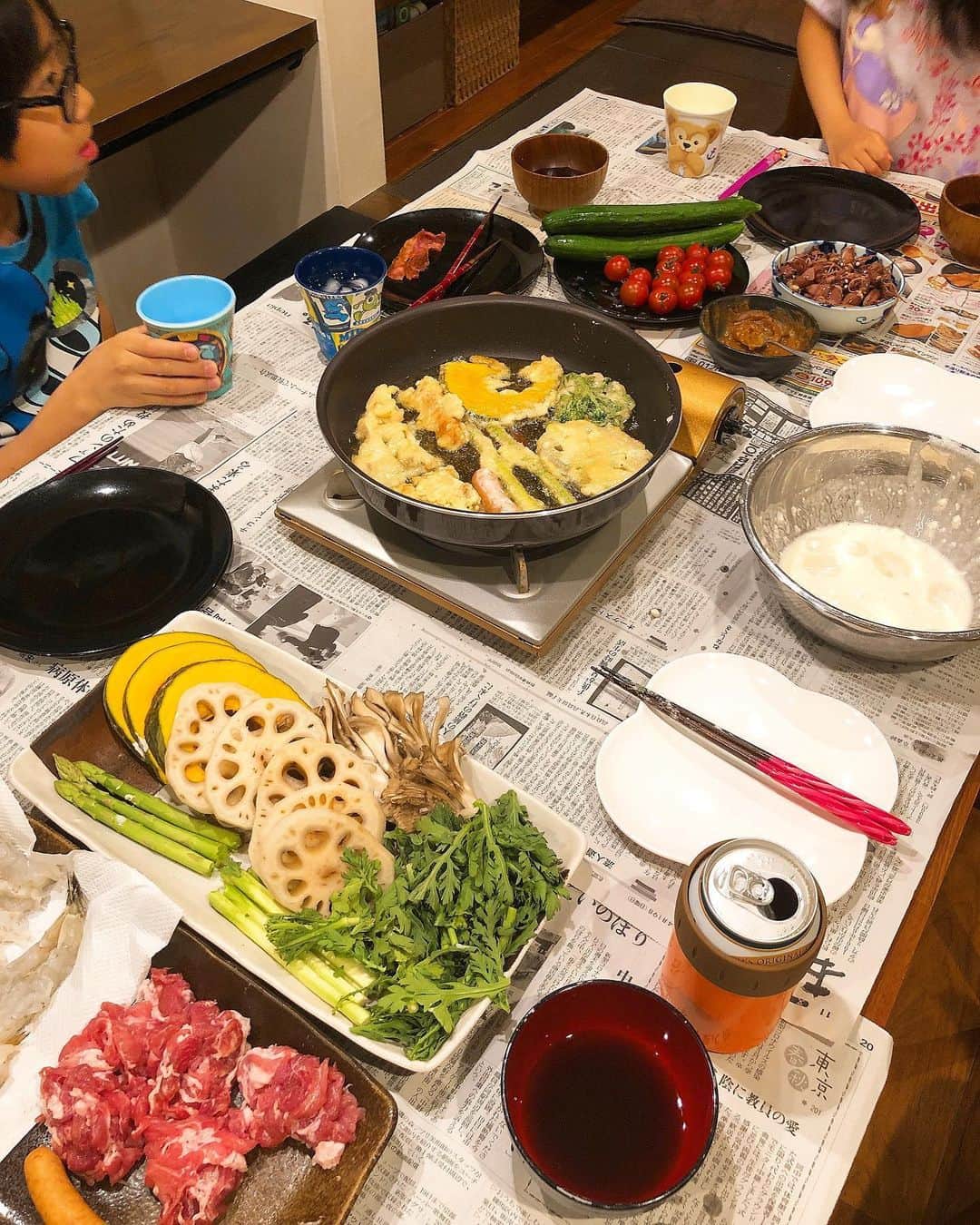みきママさんのインスタグラム写真 - (みきママInstagram)「【スーパー天ぷらです！！】﻿ ﻿ ﻿ ﻿ ﻿ 旦那「天ぷらの材料を買ってきたから、天ぷらにして」ってさ。天ぷら、好きだな。﻿ ﻿ ﻿ ﻿ ﻿ ﻿ ﻿ ﻿ 油がはねない冷めてもサクサクの天ぷらです！！作り方は外食本に載っています！！﻿ ﻿ ﻿ ﻿ ﻿ ﻿ ﻿ ﻿ 今日はオリーブオイルで贅沢天ぷらです！！﻿ ﻿ ﻿ ﻿ ﻿ ﻿ ﻿ ﻿ ﻿ 旦那「サクサクでうまい！！」海老の天ぷら、いっぱい食べていました。﻿ ﻿ ﻿ ﻿ ﻿ ﻿ ﻿ ﻿ ﻿ 杏ちゃんとれんちび「おいし〜」ってさ。﻿ ﻿ ﻿ ﻿ ﻿ ﻿ ﻿ ﻿ ﻿ ﻿ しばらくして、みんな「苦し〜」そうめんと天ぷらをたらふく食べました！！﻿ ﻿ ﻿ ﻿ ﻿ #みきママ #外食本 #天ぷら #杏ちゃん」5月23日 22時45分 - mikimama_official