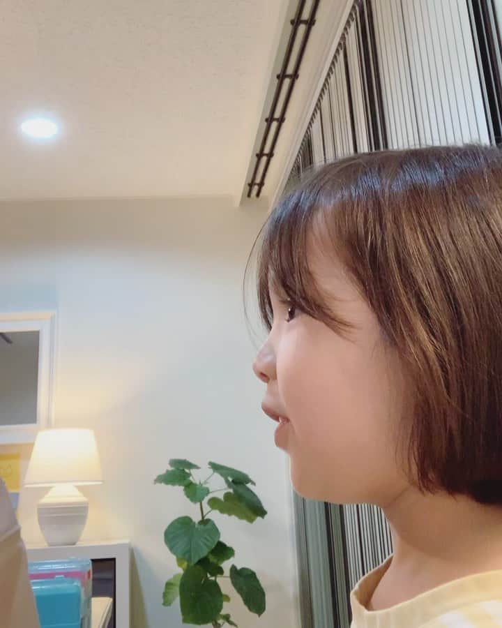 バイリンガル3兄妹のインスタグラム：「本日黒鍵の音の名前(?)デビューをしたおはなさん  とりあえず一気には覚えられないかなと思ってドのシャープとレのシャープを教えたんだけど  まず「シャープ」という言葉が覚えられなくて 「ドのあれ」ってずっと言ってた😂  ピアノできる方に質問なんですが 例えばソのシャープとラのフラットは同じ音ですが  メロディーなしで単発でその音を出した時に優先する呼び方ってあるんですか？ (例えば基本はシャープ呼び、とか)  それともどちらで呼んでもいいのでしょうか？？ 調べてもわからなかったのでわかる方がいたら教えて欲しいです！  #ピアノに背を向けて音当て中」