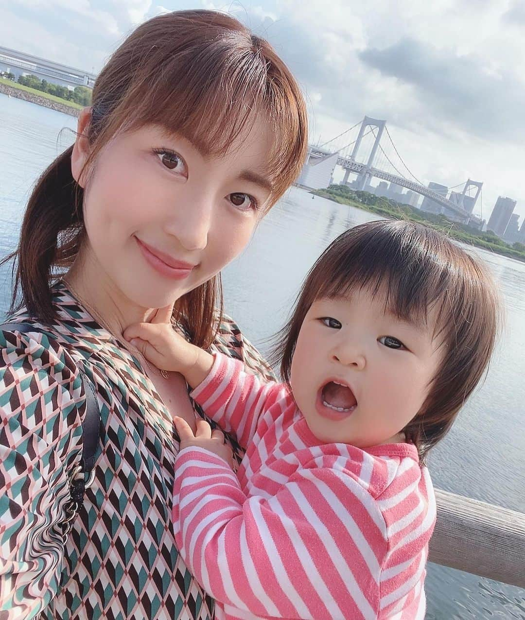 庄司ゆうこさんのインスタグラム写真 - (庄司ゆうこInstagram)「今日は大好きなスポットお台場へ❣️ 最高にいい気候でハワイにいる気分だったよ🤣 年中この気候だったら最高なのにな^_^ それにしても最近のももちゃん、元気過ぎて私の体力が、、笑 朝と夕方、1日2回公園連れて行くんだけど、その合間に仕事したり家のことしてると時間たつのが早過ぎて、夜ベッド入ったら疲れ切って瞬殺で寝れる🤣 よく寝れるのは幸せなことですよね🤗 #お台場#お散歩#ウォーキング#1歳1ヶ月#女の子ママ#体力勝負#仕事と育児の両立#毎日がバタバタ#がんばるぞー」5月23日 22時48分 - yuko.shoji