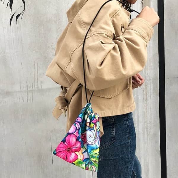ラレイアのインスタグラム：「🌺 インスタlive見てくれた方ありがとうございました😍🧡 ・ 肩がけOKな巾着ポシェット！ ちょっとの外出って時にもおすすめな便利itemです💓 ・ こちら #楽天 限定での先行販売となります😊 ・ そして只今25日(月)9:59まで使えるフォロワー様限定クーポンを配布中です😚 ・ クーポンはハイライトからgetできるので、まだgetしていない方は是非お見逃しなく🙊💕 ・ ・ ・ ---La Leia Precious Life(ラレイア)--- @laleia_official ・ 楽天市場店 https://www.rakuten.co.jp/laleia-p-life/ ・ au wowma店 https://wowma.jp/user/52666346 ・ Yahooショッピング店 https://shopping.geocities.jp/laleia-p-life/ ・ ・ @laleia_official  @colleenwilcoxgallery_jp  #colleenwilcox#art#hawaii#aloha#surf#beach#laleia#ハワイ#フォトジェニック#インスタ映え#インスタ女子#アロハ#ビーチ#海を感じる雑貨#ラレイア#アート#ビーチガール#サーフスタイル#大人カジュアル#ポシェット#コリーンウィルコックス#ギフト#プレゼント」