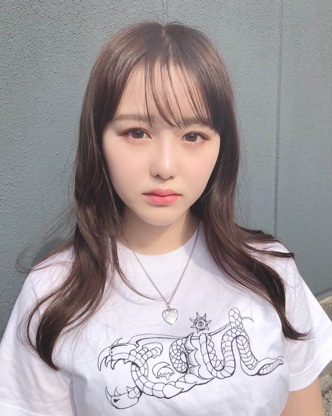 伊藤小春のインスタグラム：「・﻿ もう学校が始まるので、3ヶ月ぶりに髪切って暗くしたんですが、、誰も気づかなかったわね🥺💧﻿ ﻿ ﻿ いつも7トーンくらいで地毛っぽくお願いしてます！﻿ ﻿ ﻿ ﻿ メイクも普段よりかっこよくした（つもり）のに、あんまり分からないなぁ🤦‍♀️気持ちは……ヤ、ヤンチャ風です/////﻿ ﻿ ﻿ #ロングヘア　#グレージュ  #xgirl」