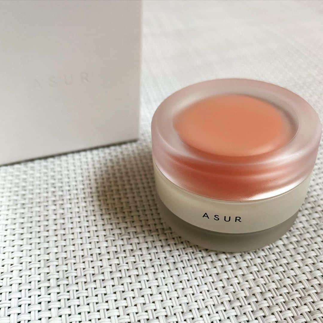 miho.a.nicoさんのインスタグラム写真 - (miho.a.nicoInstagram)「new in❤︎ ・ Asur（アズ） @asur_cosmetics の「LIPBALM & PERFUME」✨ AsurはモデルIvanさん @fresanaca プロデュースのコスメブランドです💕 "より女性の魅力を引き出す"がコンセプト✨ ・ リップバームと練り香水が１つになっています😆 練り香水は100%自然由来なので、爪や髪にもつけれるんです✨ 香水付けない派だったのですが、さりげなくふわっと香るとこが好き❤︎ そしてLIP BARMにはダイヤモンド粉末が入っていて自然な輝きが出ます✨ 保湿もバッチリです👌 コンパクトなのでバッグに入れて持ち歩こう❣️ ・ ・ ◼︎Asur Official HP www.asur.online ・ ・ #コスメ#リップバーム#練り香水#アズ#asur」5月23日 23時01分 - miho.a.nico