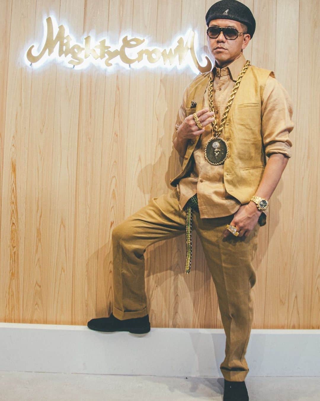 MIGHTY CROWNのインスタグラム：「Yoooo! Fi di outfit clash  I’m beating everyone!!! I mean every one a dem with dat style yah! 😂 So mi a step inn little more when #verzuz #bountykiller vs #beenieman  Start! and of course the after party with @rorystonelove #raggamuffin #style  #soundsystem #culture #mightycrown  Mi Nuh Lef out mi ratchet knife  The only ting mi a miss a di gleaner 😆  #kangol to #clarks #linensuit #goldchain #fareastyardies」