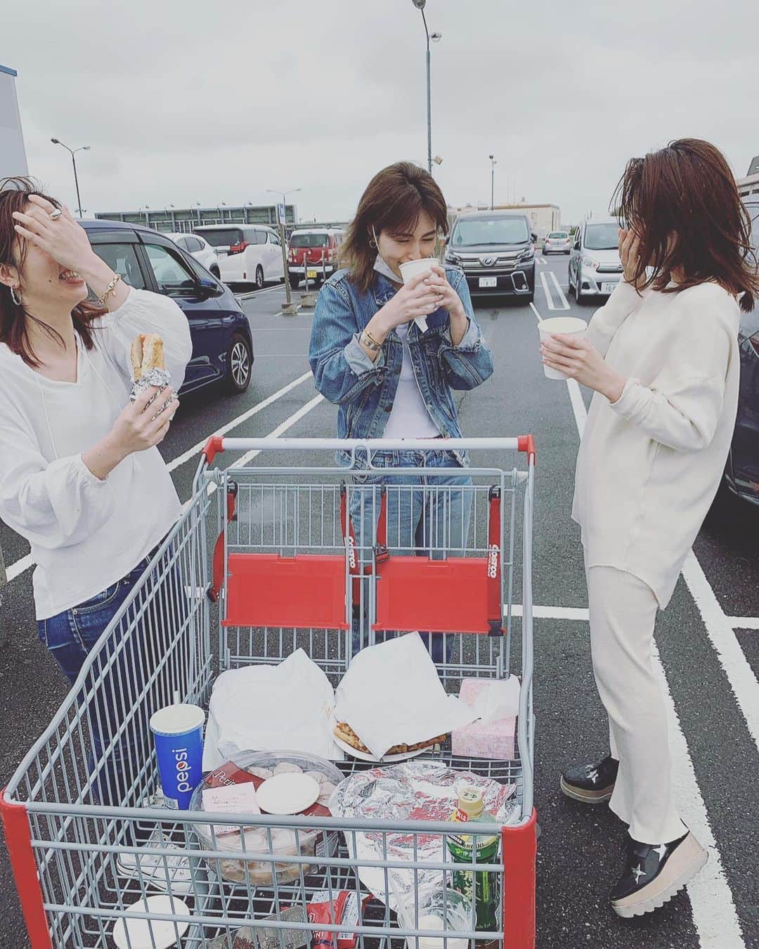 小澤名代さんのインスタグラム写真 - (小澤名代Instagram)「スタッフと月本えりちゃん @eritsukimoto とコストコへ♡  サロンで使うものを買いだめしに行きました☺︎ コストコに来たのは2回め✨ いつも沢山ありすぎて何を買っていいか分からなくてなるね。  みんなで駐車場でピザやホットドッグ食べるなんて中々ないから、いい思い出🌭✨ ・ #コストコ#コストコごはん」5月23日 23時04分 - ozawanayo