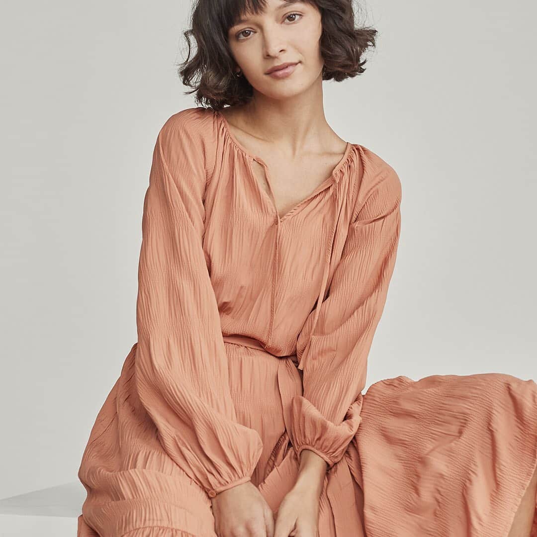 ロック&リパブリックのインスタグラム：「This dress = your summer uniform. 🖤 Tap to shop new classics from @elizabethandjames. #Kohls」
