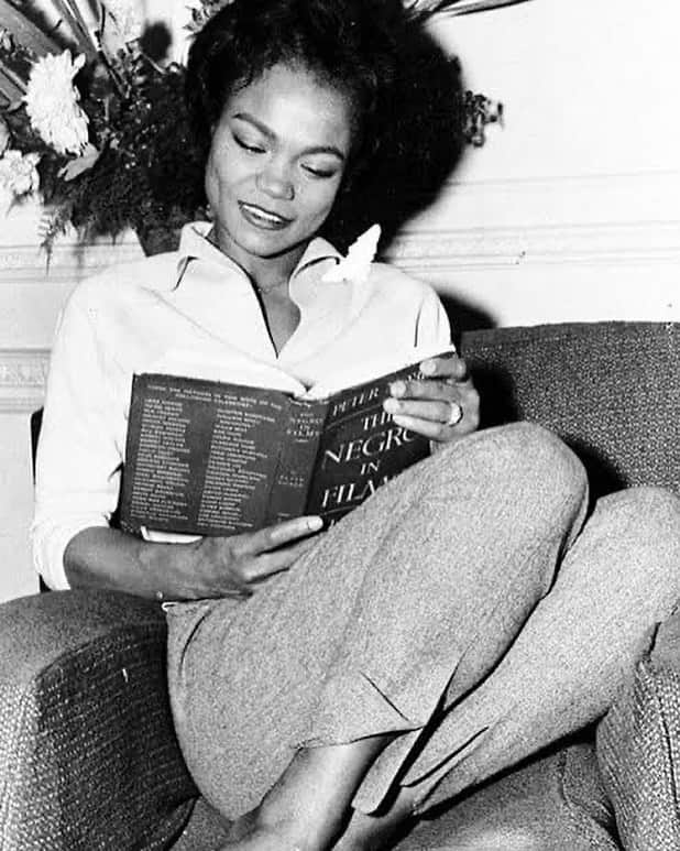 ティファニー・キャデラックのインスタグラム：「.📚. Feel so good  Hugging my book In my little nook」