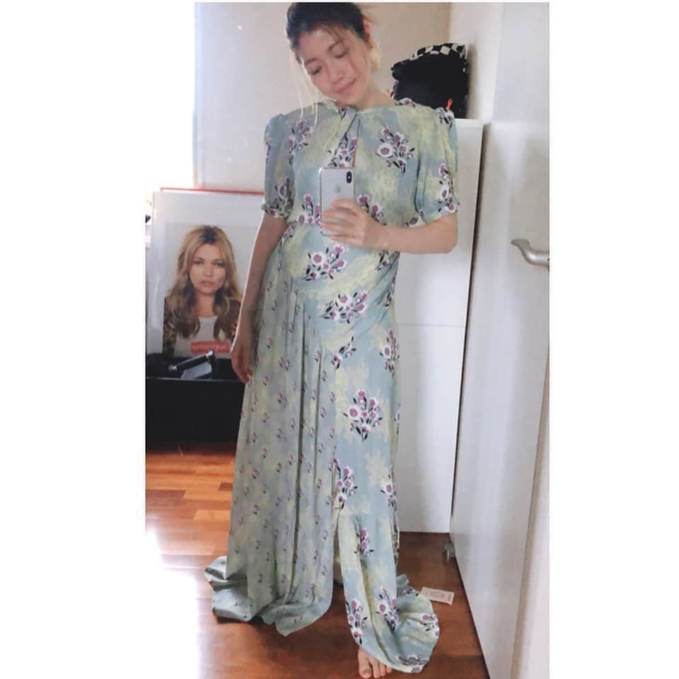 山脇道子のインスタグラム：「今日は初インスタライブご視聴 ありがとうございました🙏🏻💕. （あっという間の1時間で 用意していた話題のほんの少ししか 話せなくて反省中です💭） . その中でお話ししたクローゼットの見直し👩🏻‍🔬 . . これは去年 結婚式へお祝いに行くために オンラインで買ったけど 丈が長くて🤦🏻‍♀️お直しも間に合わなくて そのままクローゼットでタグがついたまま 眠ってしまっていたもの💤  少し手を加えたら また着たくなったりするものも 見つけたので いろいろやりたい🧵💭💭💭」