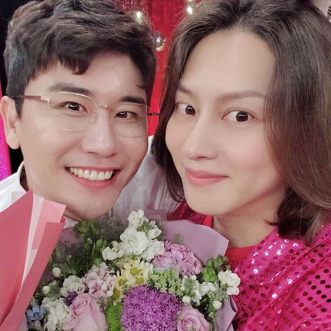 ヒチョルさんのインスタグラム写真 - (ヒチョルInstagram)「<77억의 사랑>이 이어준 내 친구 영탁이🐷🐷 . . 탁이 성격 진짜 찐찐찐찐 찐이야 완전 찐이야~🤓🤓 그 동안 탁이 고생했던거 100배 이상으로 큰 행복이 돌아올거🐑!! . . 트롯 매니아로써 <미스 트롯>, <미스터 트롯> 덕분에 어디서나 트롯음악이 들리는게 참 기분 좋습니다🍒❤ 뭔가.. 예전엔 트롯 부르면 "아 옛날 사람.." 이라는 시선도 있었는데..😔😒🙄😭 요즘엔 모든 세대가 트롯을 즐겨 듣게 되었네요👶🧡 . . 어머님, 아버님들께서도 트롯 프로그램 덕분에 많이 웃으시고 행복해하시더라구요🤗💛 앞으로도 모두를 행복하게 해주는 트롯음악 많이 들려주세🐉!! . . #아는형님 #영탁 #김희철 #영철팀 #영철없는영철팀 #홍철없는홍철팀 #무한도전 #로꾸거 #첫차 #나같은건없는건가요 #울산바위」5月23日 23時22分 - kimheenim