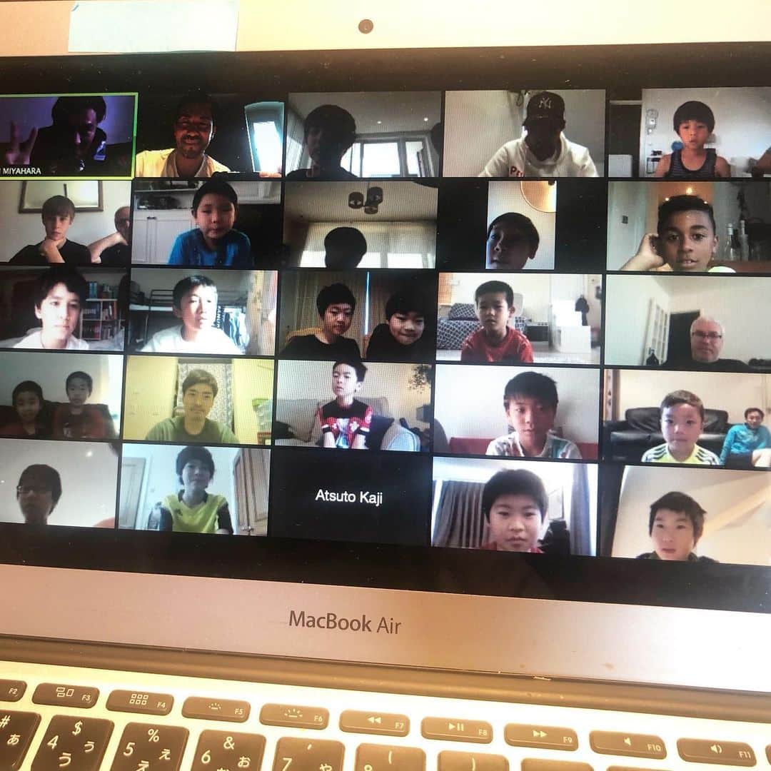 のインスタグラム：「Good to talk with @footballsamuraiacademy guys😁🇬🇧 see you soon again👌🏼サムライの子どもたちとビデオミーティング！またやろうみんな！#ロンドンサムライ #londonsamurairovers」