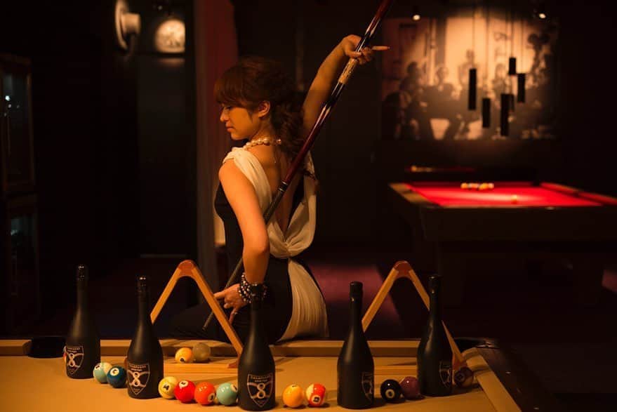 のインスタグラム：「猿手だから出来る🐒 バックハンドマッセ🎱  #ビリヤード  #アーティスティック  #萩庭桂太さん  #写真家  #favorite  #billiards  #interior  #pooltable」
