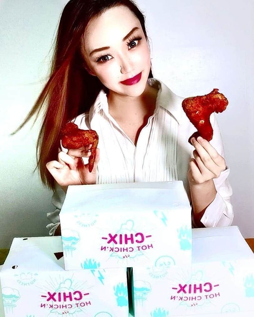 Nicole Chenのインスタグラム：「Do you like spicy chickens? Have you tried the spiciest chicken in Singapore @chixhotchicken #spicychicken」