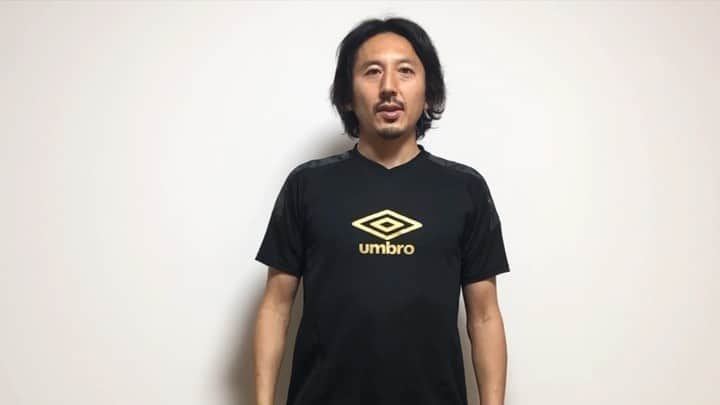 橋本英郎のインスタグラム：「【おうち簡単ストレッチ】ヨガシリーズ  今日は、ヨガになります。  戦士のポーズ③！  ポイントは、 ・呼吸をしっかり刻みながら ・無理やりポーズをキープしないよう気をつける ・足から手の先まで一直線を意識（私出来てませんが。。） ポーズが決まったら呼吸を大きく3回から5回してみて下さい。  左右両足チャレンジしてみるとやりやすい足、やりにくい足というのが分かるはずです。  無理せずゆっくり、ゆったり挑戦してみて下さい。  いいおうち時間をお過ごし下さい。 ． ． ．  #おうちでトレーニング  #簡単トレーニング  #fc今治  #橋本英郎  #umbro  #毎日トレーニング  #家トレ  #いまできること  #ヨガポーズ」
