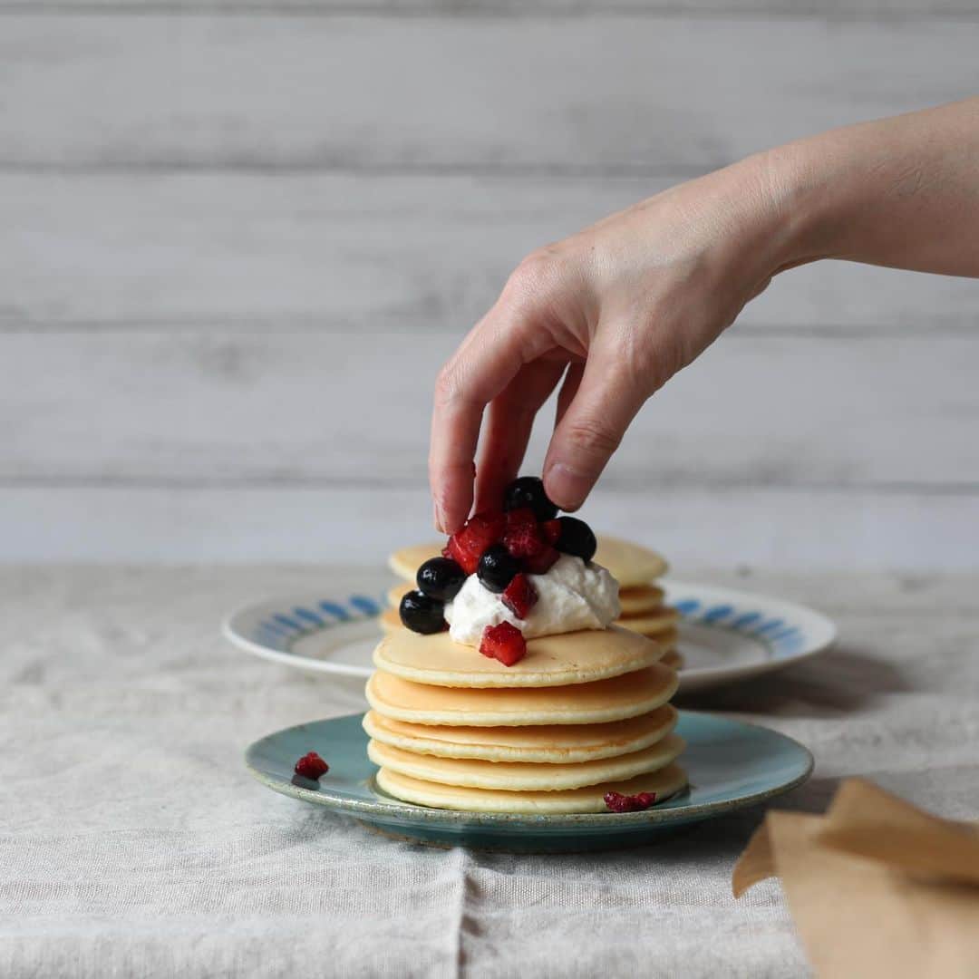 のインスタグラム：「KUKKU Baking 新登場！ * 素材の特性を考え、後味まで最高に美味しいパンケーキミックスを追究しました。 * KUKKU パンケーキミックス-SWEET-は、 優しく上品な甘さとシンプルな配合でもっちりとした食感と素朴な味わいが特徴です。 * 使用している味付けは「喜界島の粗糖」のみ。 上白糖などの精製糖に比べ、ミネラルなどの栄養分が残っているため風味とコクがいきています。ぜひバターだけでどうぞ。 * 本商品は、乳化剤・香料・加工デンプン・保存料・アルミニウム不使用。 * 朝食やブランチ、おやつ作りはもちろんのこと、お子様と一緒に楽しめるお菓子づくりなど様々なシーンでお楽しみいただけます * INIC coffeeと一緒にお召し上がりください。☕️🥞👍 * #iniccoffee #パンケーキ #パンケーキ作り #パンケーキミックス今買えます #すごもり生活 #パンケーキミックス #KUKKU #KUKKUbaking #KUKKUパンケーキミックスSWEET」