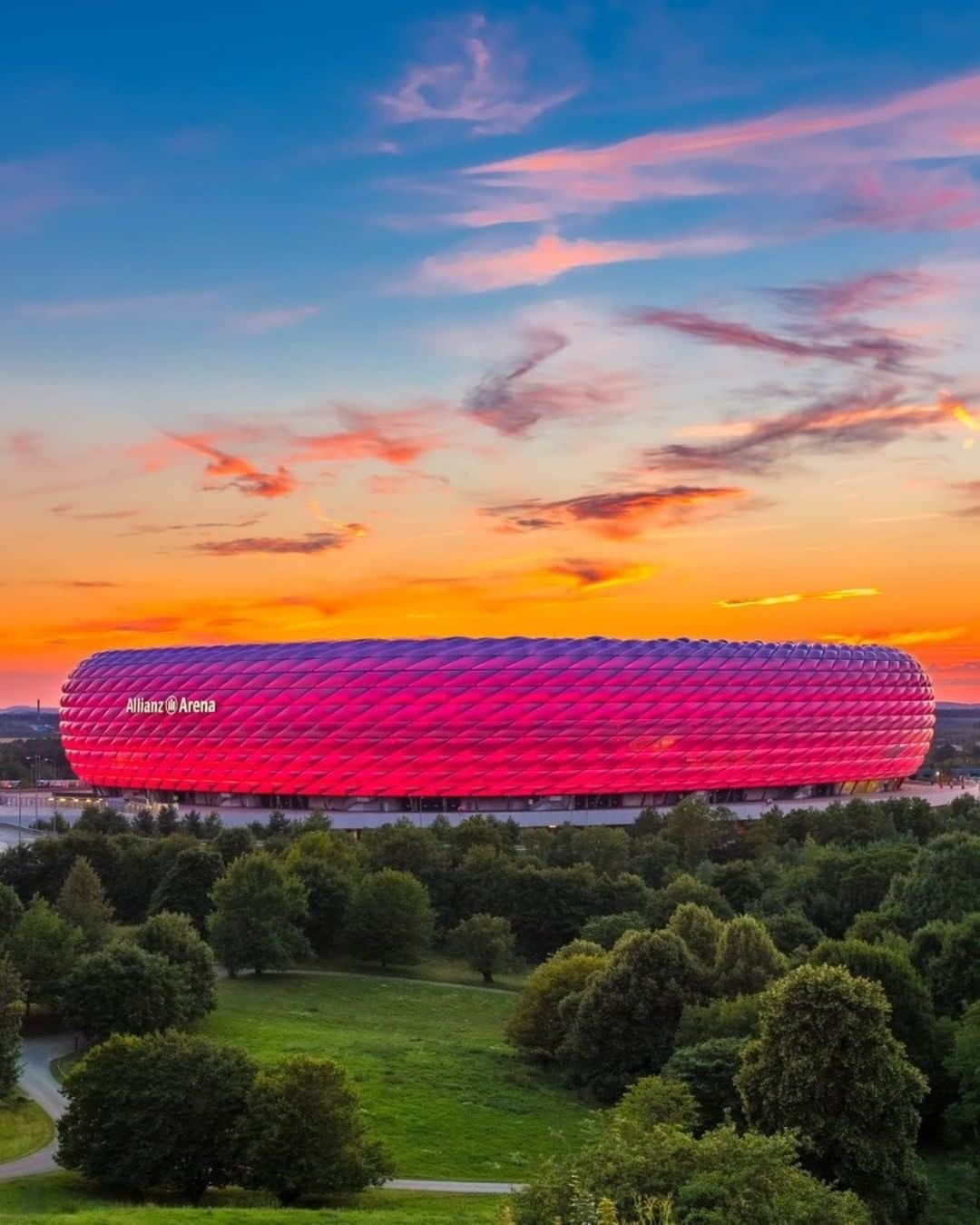 バイエルン・ミュンヘンさんのインスタグラム写真 - (バイエルン・ミュンヘンInstagram)「Less than 2️⃣ hours to go! ♥️ #FCBSGE _______ #FCBayern #MiaSanMia #packmas #Munich #Fußball #football #AllianzArena」5月23日 23時45分 - fcbayern