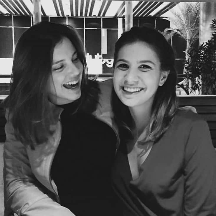 Alice Wegmannのインスタグラム：「quando eu tinha 9 anos e perdi minha cachorrinha, foi pra Dani que eu liguei. também liguei pra ela quando terminei um namoro, ela me deu um pote de sorvete de Oreo e me chamou pra dormir lá. eu sempre reclamava do ar condicionado frio do quarto dela, e passei a gostar de dormir assim, bem enroladinha na coberta. ela tá sempre linda, com o cabelo brilhante, com os brincos piercings colares e anéis mais bonitos. ela odeia a palavra fofo, diz que “fofo” nunca é incrível. depois que ela me deu a primeira bronca por falar fofo, eu raramente uso essa palavra quando quero descrever algo que gosto muito e procuro adjetivos mais empolgantes. a Dani tem um jeito muito particular quando ela tá empolgada, principalmente quando tá cantando e fazendo careta. a gente já brigou algumas vezes. já fez as pazes também. já foi muito próxima, já foi menos... mas a Dani é sempre a Dani pra mim. ela foi uma das poucas amigas que eu vi - de longe - nessa quarentena, por trás de uma porta, e me apertou o coração não ter dado um abraço nela. agora, ainda mais, no dia do seu aniversário. amiga, você já sabe tudo o que eu tenho pra te dizer. que seu dia seja bonito e que você se sinta muito querida hoje e em todos os outros dias. eu amo você. ♥️」