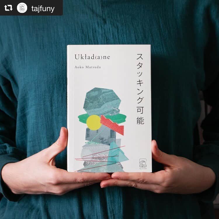 松田青子のインスタグラム：「ポーランド版の『スタッキング可能』が刊行になりました。 Polish translation of my Stackable(s) is out now. 🥳🥳🥳🥳 #repost @tajfuny Już jest! 💚 Długo wyczekiwana i przez Was i przez nas tajfunowa nowość - "Układ(a)ne" Aoko Matsudy w tłumaczeniu Agaty Bice. Powiemy jedno - takiej japońskiej książki jeszcze w Polsce nie było! To metafora współczesnego życia, z odpowiednią dawką absurdalnego humoru, poczucia beznadziei, anonimowości, powtarzalności, słodko-gorzkiej atmosfery i... pięknego języka. . Bohaterowie Aoko Matsudy nie mają imion. Każdy może być każdym, albo kimś zupełnie innym. To labirynt, który przypomina raczej poukładane na sobie kolejne warstwy, gdzie czekają na nas kolejne opowieści. . I jak zwykle - nasze najnowsze dziecko to efekt pracy wielu ludzi, o których warto jeszcze raz przypomnieć. Ilustracja to dzieło Ayame Ono, za projekt okładki odpowiadają @tegusu.inc i @tothisesto . Redakcja językowa i korekta: Redaktornia. A za kolacjonowanie i redakcję po naszej stronie odpowiada Karolina Bednarz i Anna Wołcyrz. . Zamawiajcie, czytajcie, dzielcie się swoimi wrażeniami. Dawno nie napracowałyśmy się tak bardzo nad żadnym tekstem, ale jesteśmy naprawdę dumne z efektu. . No i mamy nadzieję, że po raz kolejny uda się nam pokazać, że japońska literatura jest naprawdę różna. Bo - uwierzcie nam na słowo - to dopiero początek tajfunowej przygody! 🌊 . I oczywiście - jeszcze raz wielkie dzięki za wsparcie. Za egzemplarze zamówione w przedsprzedaży które pakujemy od rana do nocy prawie z takim namaszczeniem jak tytułowa bohaterka "Margaret sadzi" wykonywała swoją pracę. . Dzisiaj misja pakowanie trwa dalej - więc zamawiajcie swój egzemplarz, jeśli tego jeszcze nie zrobiliście. A od wtorku do soboty po uprzednim umówieniu się można wpadać do nas po odbiory osobiste i pomachać zamaseczkowanej Paulinie 😷 . A jak już "Układ(a)ne" trafią w Wasze ręce, zalejcie nas zdjęciami i wiadomościami! Miejmy chociaż namiastkę kontaktu z Wami, bo co to za premiera książki bez ścisku na Chmielnej 😢 . #tajfuny #tajfunowapolecajka #aokomatsuda #literaturajapońska #japonia #książkikupujękameralnie」