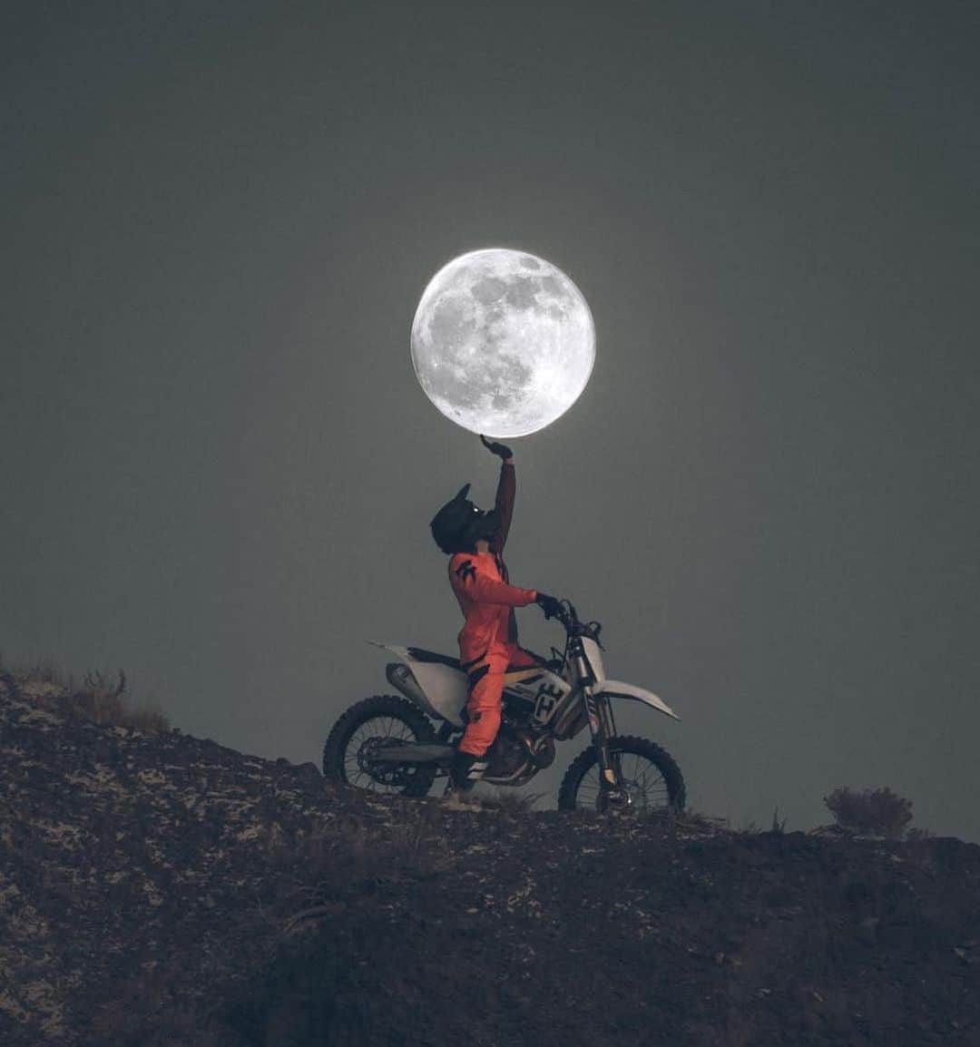 epidemic_motorsさんのインスタグラム写真 - (epidemic_motorsInstagram)「Shoot the moon. Seen by @aaronbhall  @ethenroberts @shiftmx  #motorcycle  #bike  #custom  #ride  #epidemicmotors #epidemic_motors #ride_like_hell  #instamoto #stocksucks #artist #builtnotbought  #miami #saint_motors #saintmotors #kustom  #kulture  #caferacer  #bratstyle  #musicians #texas #motos #filmmaker #filmmaking #movie #dj #producer #writer #art #カフェレーサー」5月23日 23時58分 - epidemic_motors