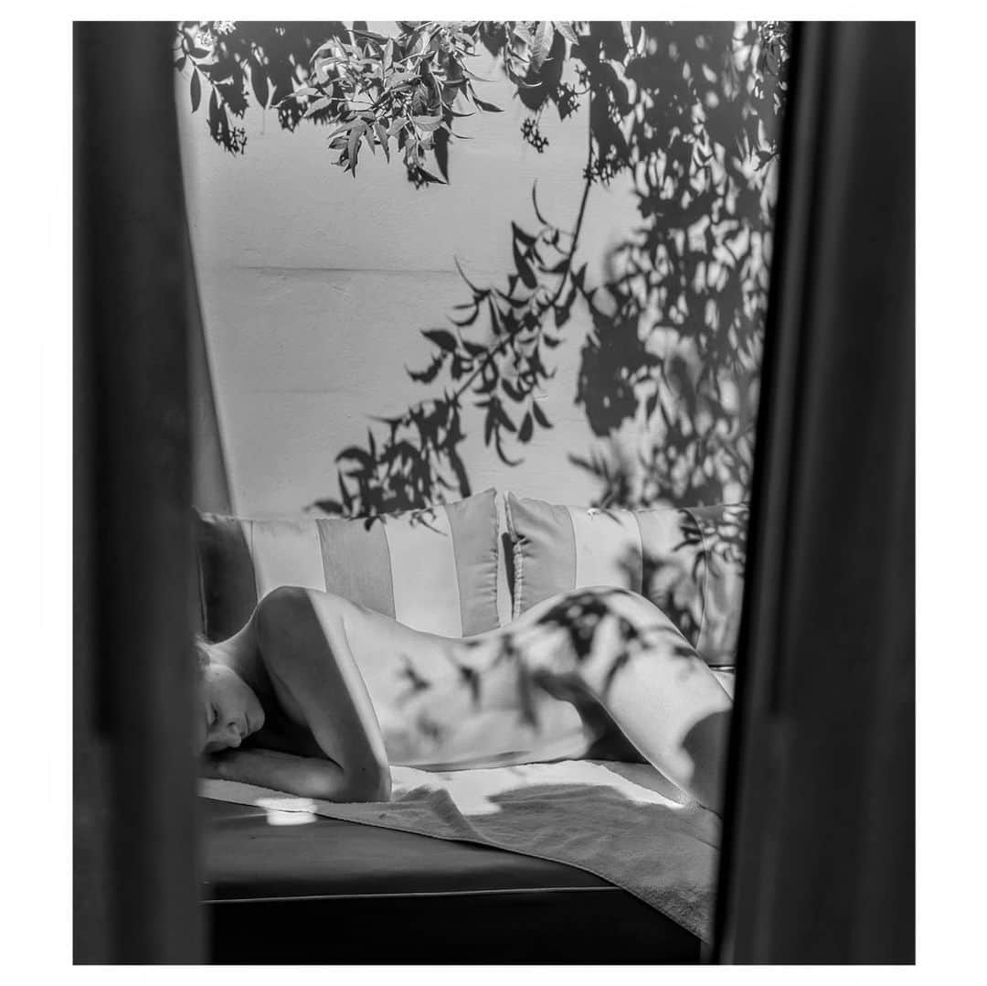 シャンテル・ヴァンサンテンのインスタグラム：「Shadows play while I nap away... 💤 #weekendplans」