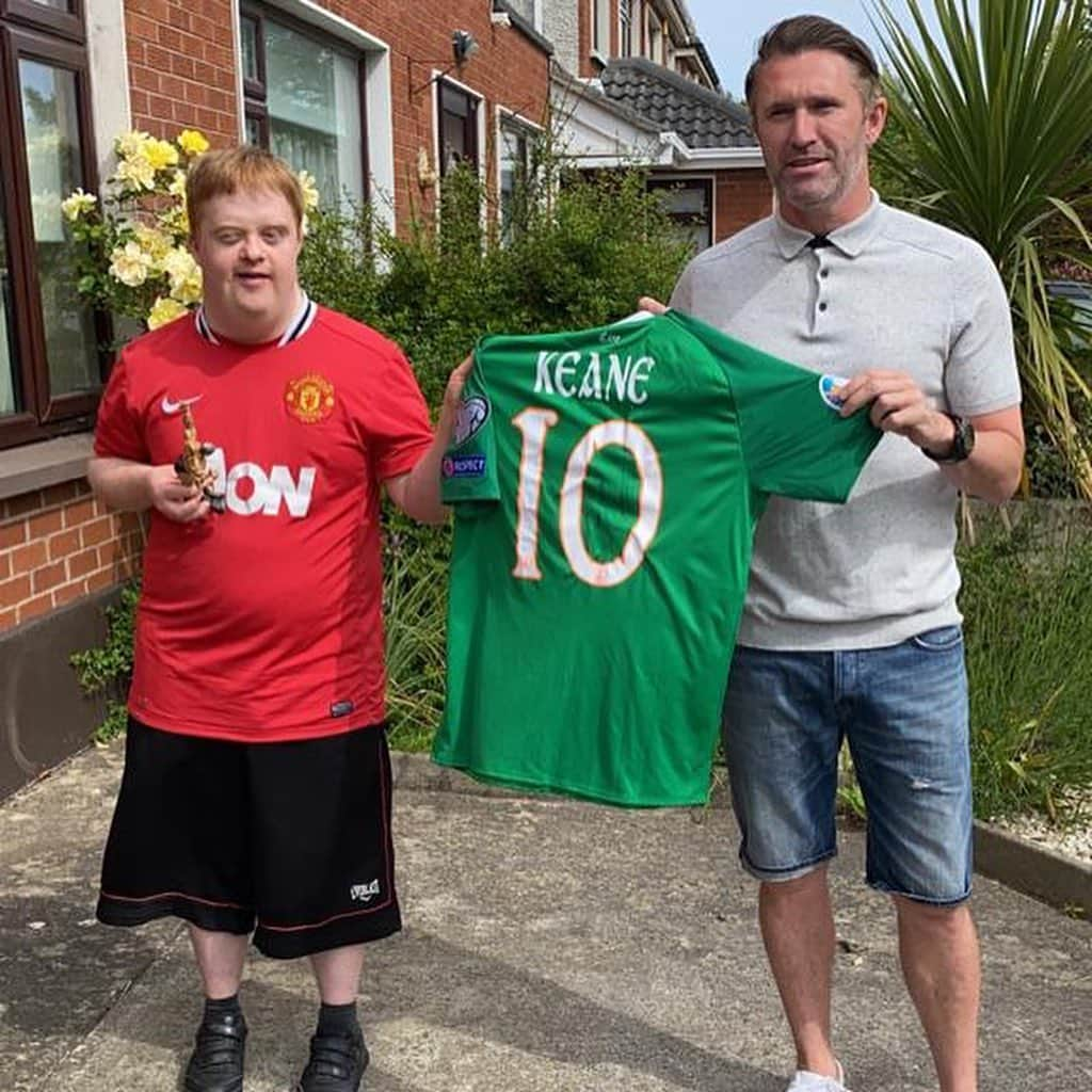 ロビー・キーンさんのインスタグラム写真 - (ロビー・キーンInstagram)「Postman has arrived WOW incredible 👏👏👏☘️happy birthday Philip💚  swipe across to see some videos & pictures 👍」5月24日 0時02分 - robbiekeane