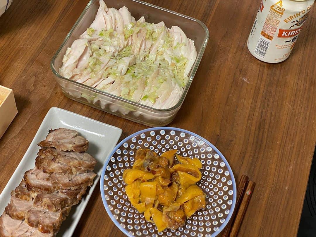 津田大介のインスタグラム：「スーパー行って貝殻ごと売られてたホヤを捌いて焼き豚と低温調理蒸し鶏を作ってビール開けたところ。皆さんすみませんかんぱーい！」